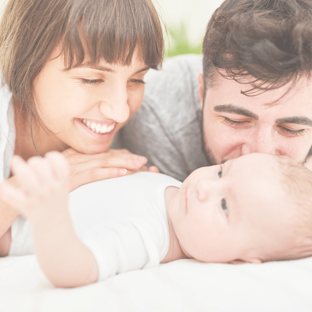 un couple avec un bébé