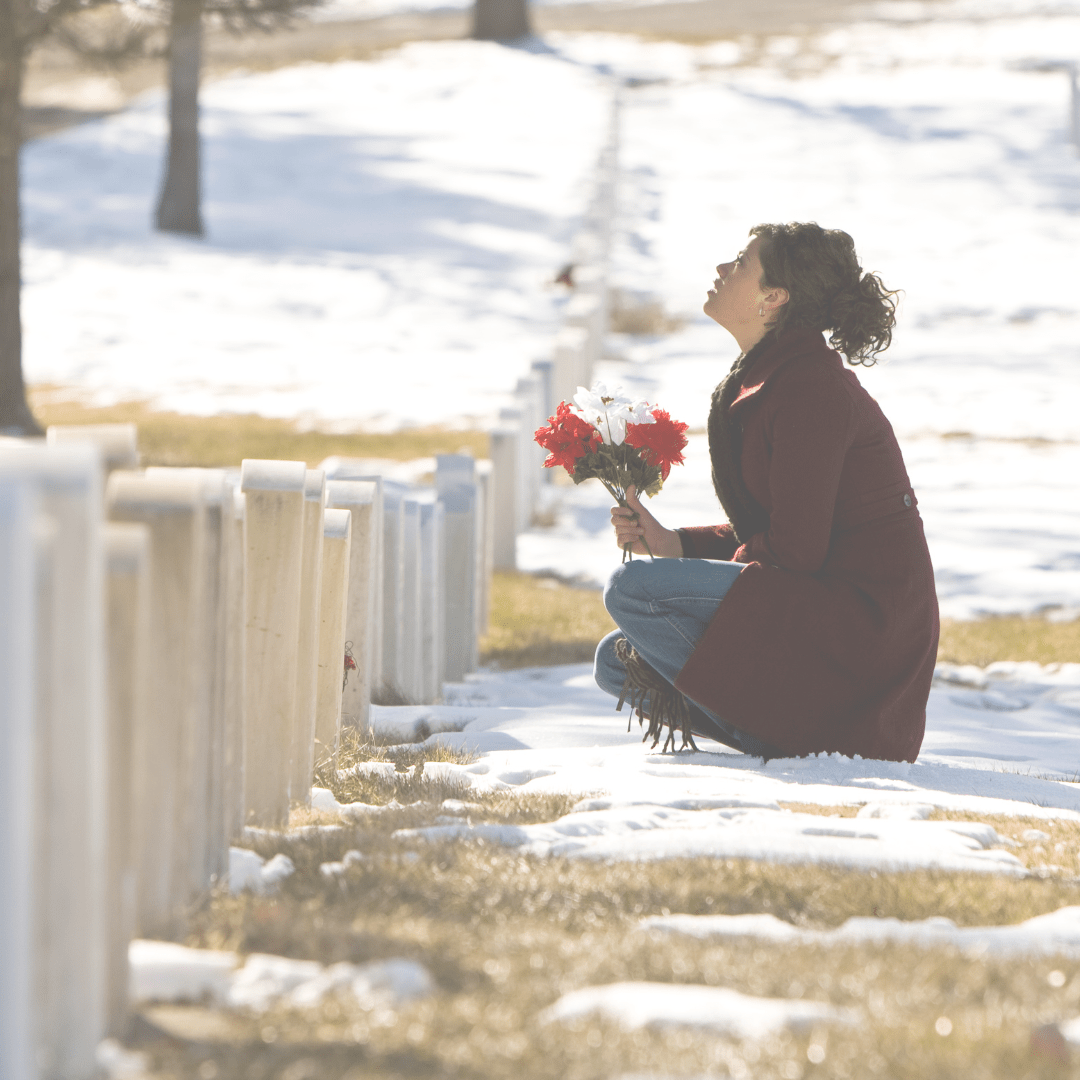 Une mère devant La tombe de son enfant