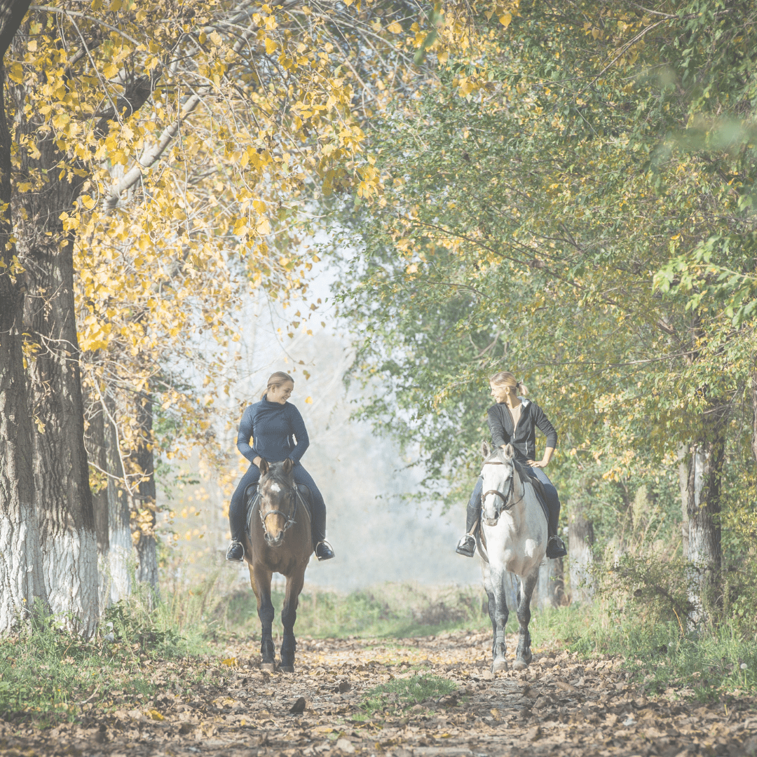 Deux femmes se promenant a cheval