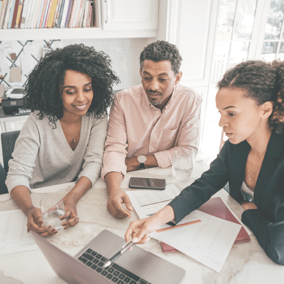 3 collègues réalisant des défis financiers