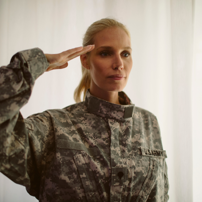 Femme militaire blonde au garde à vous