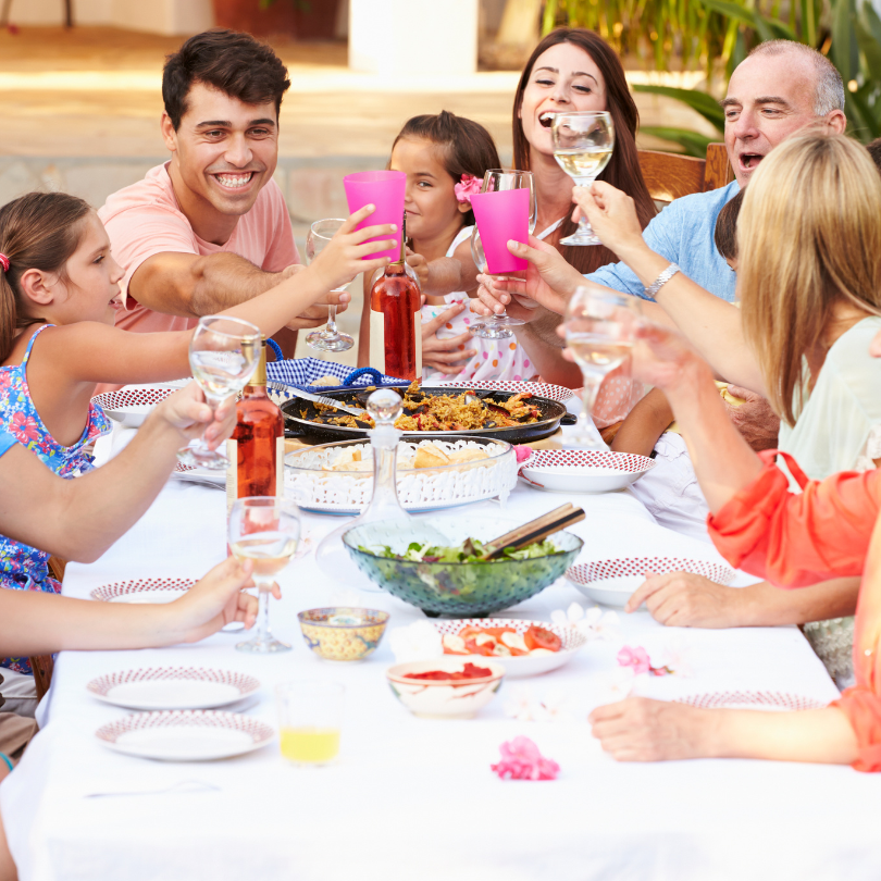 Une famille autour d'une grande table comme pourrait l'être la table de Nathalie aux pouvoir fédérateur !