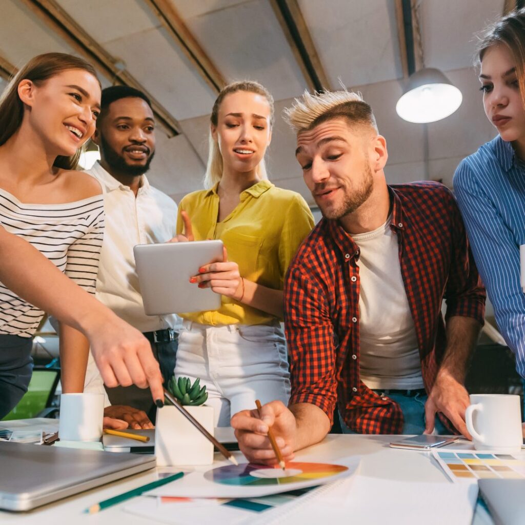 Un homme heureux au travail