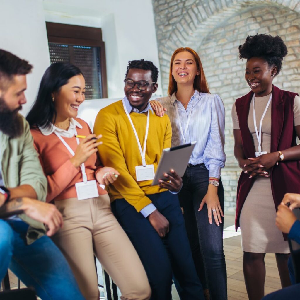 Une femme qui est heureuse de faire son travail