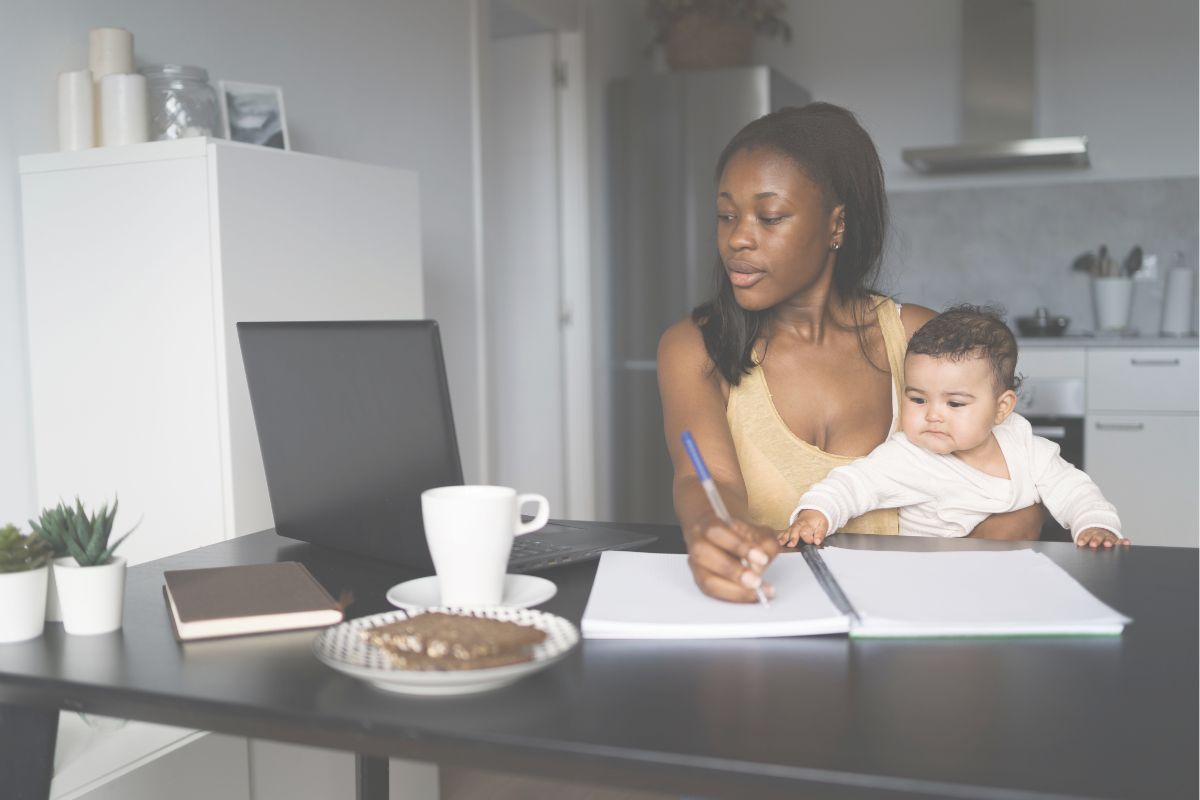 Découvrez le témoignage de Sara, maman salariée qui partage son expérience de burn-out après la naissance de son enfant.