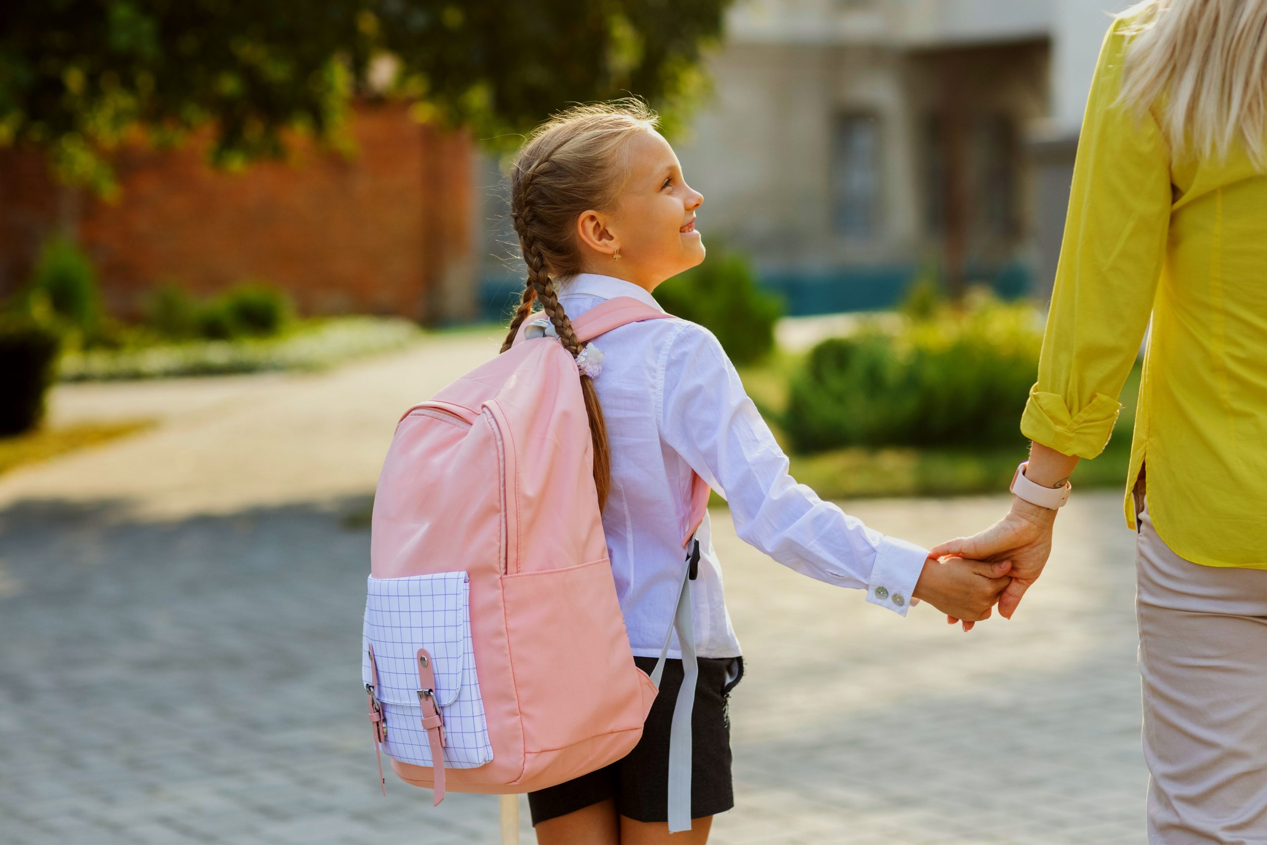 Découvrez les enjeux de la première rentrée scolaire de votre enfant et apprenez à préparer cette transition cruciale pour votre enfant.